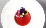 O chef Kaká Silva, que se destaca nos preparos da cozinha molecular moderna, surpreendeu e compartilhou uma receita relativamente simples, mas renomada: um gaspacho floral, a famosa sopa fria espanhola. Esse prato é uma opção perfeita para tentar fazer em casa!