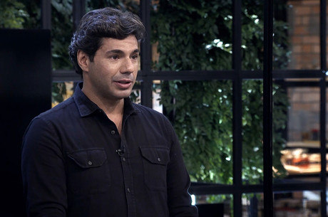Felipe Bronze comanda o Top Chef Brasil ao lado de Ailin Aleixo e Emmanuel Bassoleil