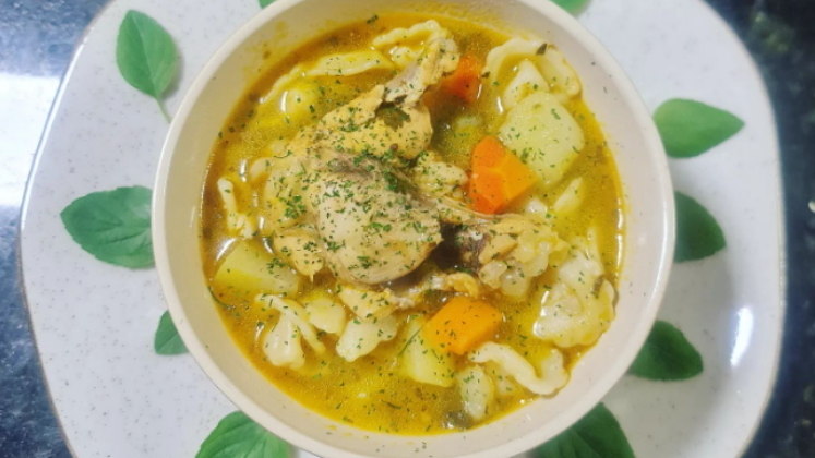 Para os dias frios? Sopa! Gil Gusmão fez uma sopa de frango com legumes. Além de linda, parece deliciosa!