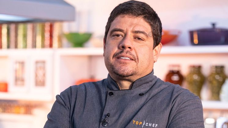 Todos os participantes puderam conhecer a Casa Top Chef e aguardaram o resultado da prova por lá. Os jurados apareceram na TV da sala e anunciaram os participantes que foram medianos no teste e os melhores. O prato de Nara foi escolhido como vencedor! E para a infelicidade de Rodolfo, a comida dele foi eleita a pior da noite. Dessa forma, o participante foi o primeiro eliminado do reality show.Mas não para por aí! Nesta quinta-feira (27), as emoções continuam com o primeiro Desafio de Eliminação. Acompanhe às 22h45, na tela da Record TV!