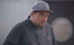 O Top Chef Brasil 4 mal começou e já terminou para o chef paulista Rodolfo Bondezan! Ele chegou confiante ao galpão para conhecer os jurados, levou um choque ao saber do Teste de Fogo especial, se atrapalhou durante o preparo da receita, não agradou o paladar dos especialistas e foi o primeiro eliminado da competição. Relembre a trajetória do chef!