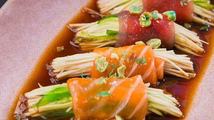 E para fechar esse Top 5, também há opção
para quem não abre mão de um cardápio saudável. O chef mostra crudos, que
combinam salmão, atum, pupunha al dente, alga wakame, molho shoyu e laranja com
ervilha picante.Impossível eleger o melhor, não é mesmo? O Top Chef Brasil 4 vai ao ar todas as quartas e quintas, às 22h45, na tela da Record TV. Fique por dentro das novidades do programa no site oficial e acompanhe os episódios completos no PlayPlus.