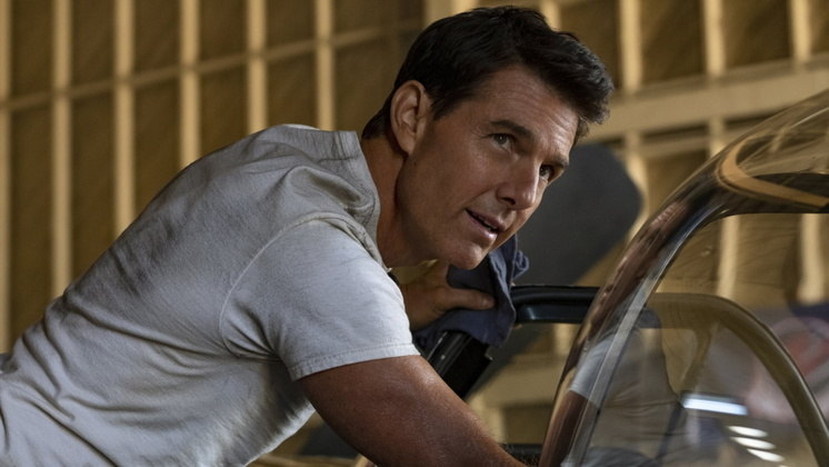 Top Gun: Maverick — estreia em 26 de maioO clássico de 1986 vai ganhar uma sequência após 35 anos, com o próprio Tom Cruise de volta. O elenco ainda conta com outros grandes nomes como Miles Teller, Jennifer Connelly, Jon Hamm, Glen Powell, Ed Harris e Val Kilmer. Na história, vamos acompanhar o que aconteceu com a carreira de Maverick, que passou a ser instrutor de voo e agora precisa enfrentar tecnologias modernas como o uso de drones em guerras