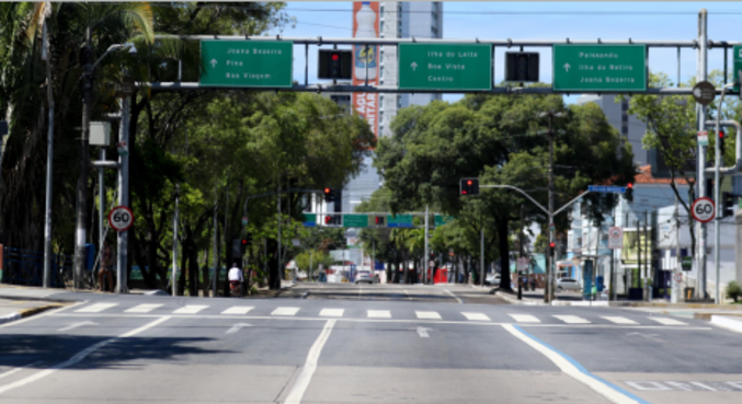 Movimento em avenida de Recife (PE) com as restrições  neste domingo (21)