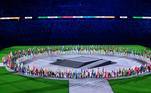 Em seguida, os porta-bandeiras se reuniram no centro do Estádio Olímpico, para uma série de apresentações artísticas com artistas do Japão e do breakdance, modalidade que vai estrear em Paris 2024