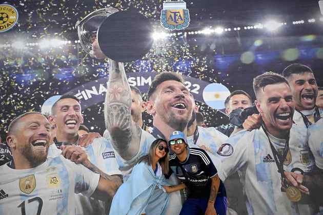 Torcedor argentini posa na frente de foto de Messi