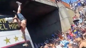 Aficionado cae de un paso elevado al intentar subirse al autobús de la selección argentina durante los festejos – Fútbol
