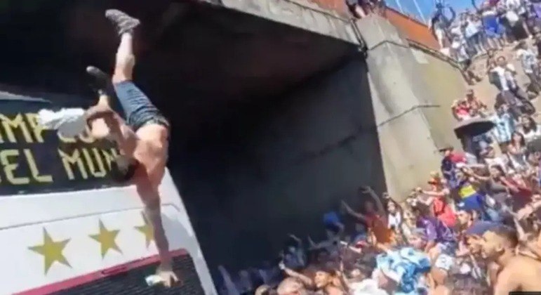 Torcedor argentino se empolga com comemorações em Buenos Aires e acaba caindo de viaduto