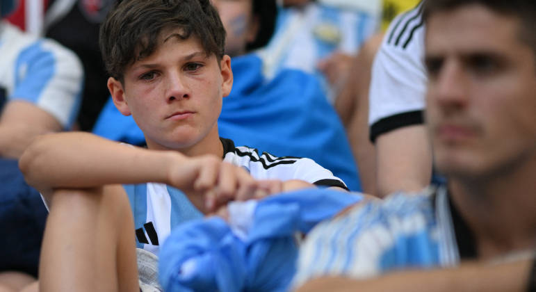 Torcedor argentino lamenta a derrota da seleção para a Arábia Saudita na estreia da Copa do Mundo