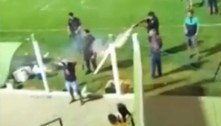 Policial atira em torcedor rendido dentro de estádio; confira