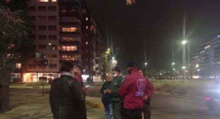 Torcedor Boca sendo autuado na porta do hotel do Corinthians em Buenos Aires