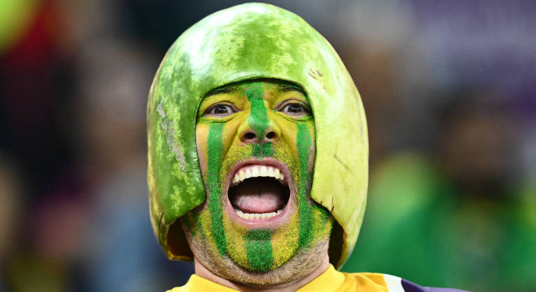 Torcedor brasileiro levou ao pé da letra o conceito de pôr uma melancia na cabeça para aparecer