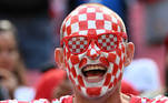 Torcedor da Croácia leva as cores da bandeira do país para a cabeça na Copa do Mundo