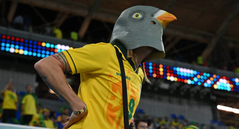 Após os dois gols de Richarlison na estreia do Brasil, contra a Sérvia, torcedor se fantasia de pombo na partida com a Suíça