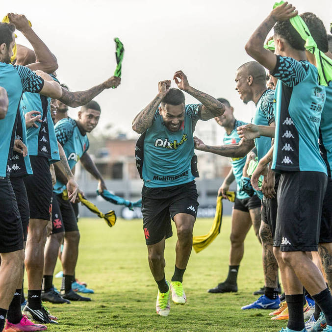 Alex Teixeira é recebido pelo elenco do Vasco em seu primeiro treino