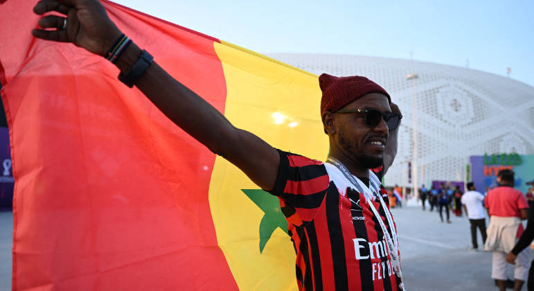 Torcedor exibe com orgulho a bandeira de Senegal antes da partida contra a Holanda na Copa
