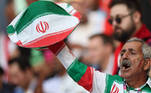 Torcedor mostra apoio ao Irã antes da partida contra a Inglaterra