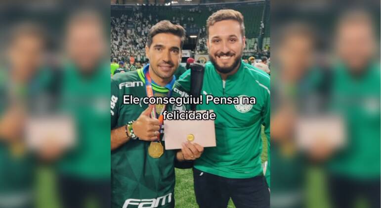 Torcedor do Palmeiras entrega convite de casamento para Abel na final do Paulistão