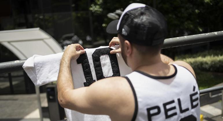 Torcedor pendura camisa de Pelé na porta do hospital em que o Rei do Futebol está internado