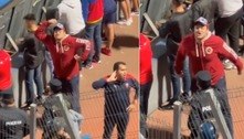 Torcedor do Cerro Porteño é flagrado imitando macaco para torcida do Palmeiras; clube repudia