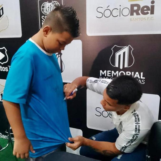 Rafael, que treina no gol, recebe autógrafo do atacante santista Marcos Leonardo