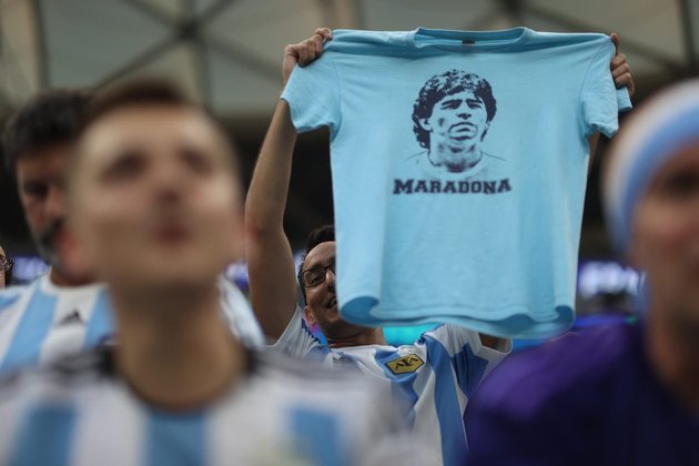 Torcedor relembra o ídolo argentino Maradona com camiseta nas arquibancadas de Lusail.