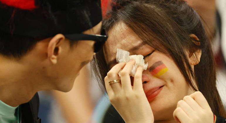 Torcedora alemã chora no estádio ao ver o país ser eliminado da Copa mesmo com a vitória sobre a Costa Rica