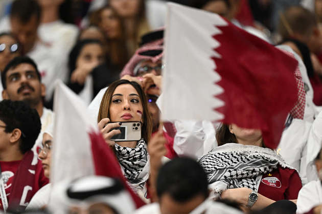 Torcedora assiste o Qatar durante duelo contra o Equador