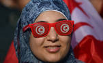 Torcedora da Tunísia usa óculos estiloso para ver a partida contra a Dinamarca na Copa