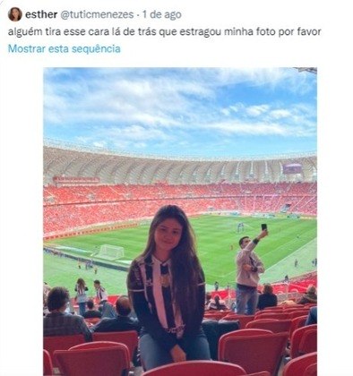 A torcedora Esther Menezes esteve no Beira-Rio para acompanhar a partida do seu time, o Atlético-MG, contra o Internacional. Entre uma foto e outra no estádio, sobrou um intruso na imagem. Nas redes sociais, ela pediu ajuda para tirar o torcedor da foto, mas o que recebeu foram imagens ainda mais engraçadas