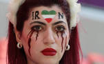 Estádio também é lugar para protestar. Torcedora iraniana pintou lágrimas de sangue no rosto em recado à convulsão social que acontece no Irã