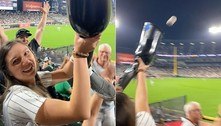 Torcedora usa prótese de perna da amiga para pegar bola de beisebol