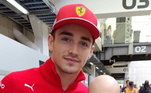 Nos passeios pelo padocck aproveitou para tirar selfies, é claro... Com a promessa da Ferrari, Charles Leclerc
