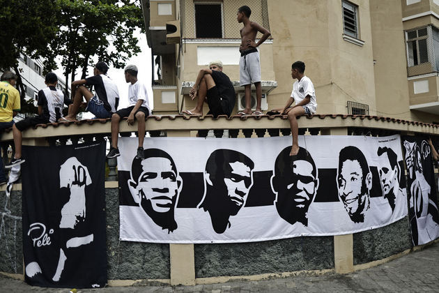 Torcedores aguardam do lado de fora da Vila Belmiro