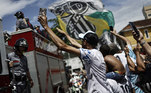 Torcida do Santos balançam bandeiras