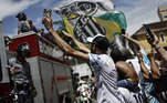 Torcidas do Santos balançam bandeiras