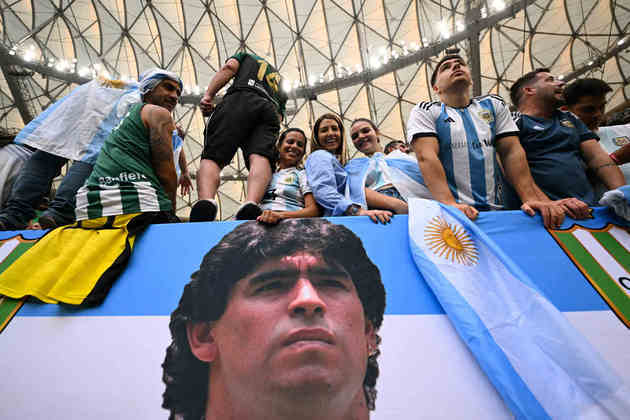 Torcedores argentinos com a bandeira de Diego Maradona antes da decisão. 