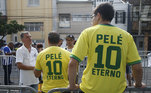 Torcedores vestem a camisa 'Pelé Eterno'