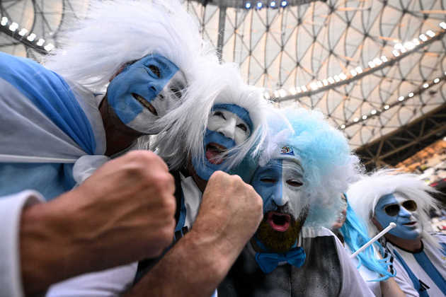 Torcedores da Argentina começam a ocupar o estádio para a decisão do Mundial. 