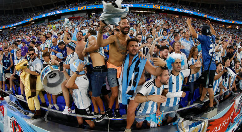 Torcedores da Argentina lotam o estádio 974 para apoiar os 'hermanos' contra a Polônia