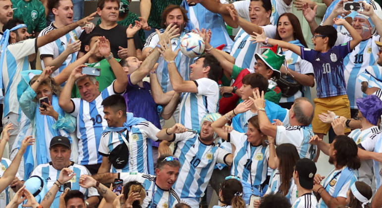 Torcedores da Argentina tentam pegar a bola que caiu na arquibancada