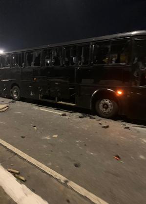 Ônibus de corintianos fica destruído após briga