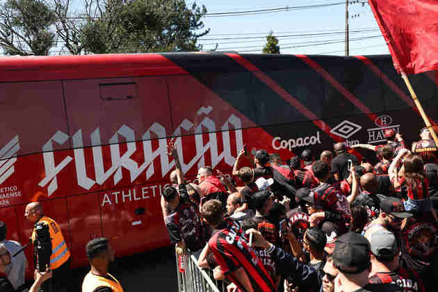 Torcedores do Athletico-PR fizeram festa na recepção do ônibus da equipe.