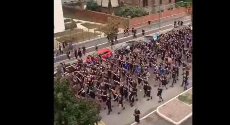 Dinamo-Fans marschieren zum Hitlergruß vor dem Champions-League-Spiel