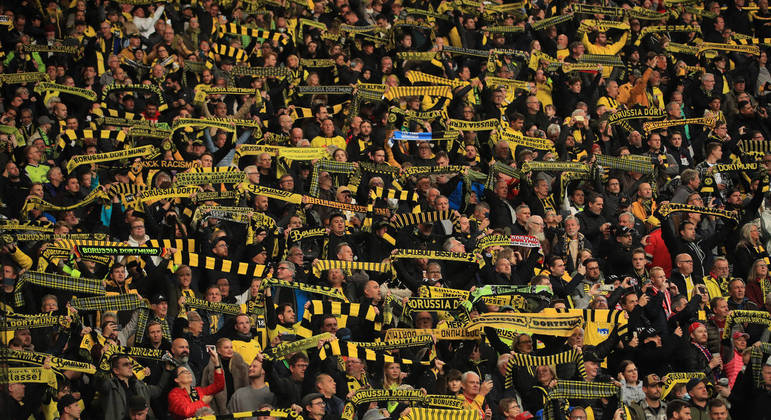 Torcedores do Dortmund levantam os cachecóis e cantam 'You'll Never Walk Alone'