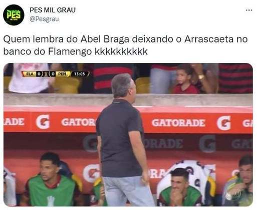 Torcedores do Flamengo brincam com os dois gols de Arrascaeta na Copa do Mundo.