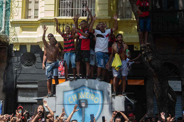 Torcedores do Flamengo em festa no Centro do Rio de Janeiro pelos títulos da Libertadores e da Copa do Brasil.