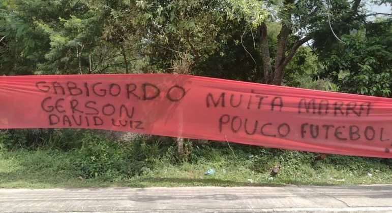 Torcedores do Flamengo protestaram contra elenco e diretoria após contratação de Jorge Sampaoli