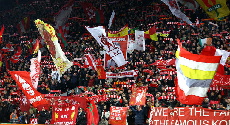 Torcedores do Liverpool fazem foguetório em frente ao hotel do Real Madrid