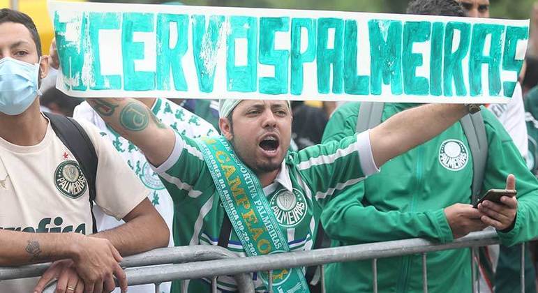 Torcedores do Palmeiras fizeram a festa em frente à Academia de Futebol para dar força ao elenco que embarcava para o Mundial de Clubes, em Abu Dhabi, nos Emirados Árabes Unidos.